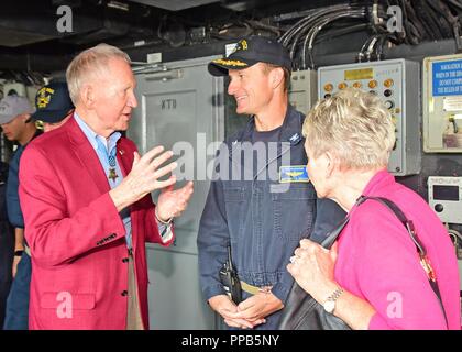 YOKOSUKA, Japan (August 17, 2018) - US 7 Flotte Flaggschiff USS Blue Ridge (LCC 19) Kommandierender Offizier Brett E. Crozier mit Ehrenmedaille Empfänger Generalmajor (A.D.) James E. Livingston während einer Moral Wohlfahrt und World Tour an Bord des Schiffes spricht. Livingston war die Ehrenmedaille für seine heroische Aktionen während der Schlacht in der Vietnam Krieg verliehen und verbrachte Zeit an Bord Blue Ridge nach dem Notfall Evakuierung von Saigon im Jahre 1975. Stockfoto