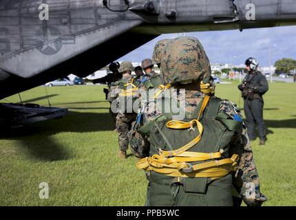 Marines mit Landung Support Unternehmen, 3. Transport Support Battalion, 3. Marine Logistik Gruppe, Vorstand der CH-53E Super Stallion Hubschrauber während Fallschirm- und Luftzufuhr Training Operations Aug 14, 2018 at Ie Shima, Okinawa, Japan. Das Training bestand aus Low-level-statische Linie und militärischen freien Fall springt auf 10.000 Fuß um die Marines beherrschen als Fallschirm rigger/Air Delivery Spezialisten zu halten. Stockfoto