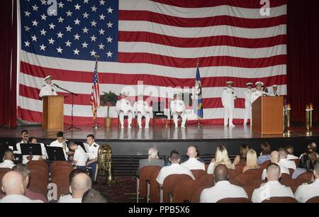 SANTA Rita, Guam (Aug. 17, 2018) Hintere Adm. Daryl Caudle, Commander, Submarine Kräfte, der US-Pazifikflotte, bietet Erläuterungen als Gastredner während des U-Boots Squadron (SUBRON) 15 Ändern des Befehls Zeremonie am Marinestützpunkt Guam Theater, 12.08.17. Kapitän Timothy Poe entlastet Kapitän David Schappert als Kommandierender Offizier der SUBRON 15. SUBRON 15 ist auf Polaris, Naval Base Guam in Apra Harbor, Guam entfernt und besteht aus vier Los Angeles-Klasse Angriffs-U-Boote. Stockfoto