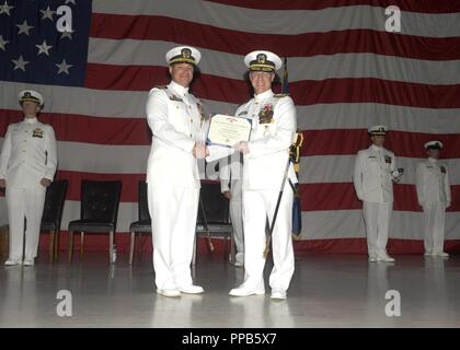 SANTA Rita, Guam (Aug. 17, 2018) Hintere Adm. Daryl Caudle, rechts, Commander, Submarine Kräfte, der US-Pazifikflotte, präsentiert Kapitän David Schappert, links, mit seinem Ende der Tour Legion des Verdienstes während eines Befehls Zeremonie am Marinestützpunkt Guam Theater, 12.08.17. SUBRON 15 ist auf Polaris, Naval Base Guam in Apra Harbor, Guam entfernt und besteht aus vier Los Angeles-Klasse Angriffs-U-Boote. Stockfoto