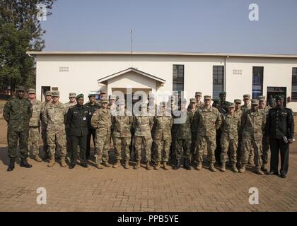 Usa und Ruandischen medizinisches Personal posieren für ein Gruppenfoto während MEDRETE -18-5 an der Ruandischen Lazarett, Kigali, Ruanda, Aug 17., 2018. MEDRETE ist eine gemeinsame Anstrengung zwischen der Ruandischen Regierung und der US-Armee Afrika. MEDRETE 18-5 ist Teil einer Serie von medizinischen Readiness Training Übungen, die US-Armee Afrika geplant ist innerhalb der verschiedenen Länder in Afrika zu erleichtern, und dient als eine Chance für die Partnerschaft der Streitkräfte auf ihre allgemeine Chirurgie und Unfallchirurgie Fähigkeiten stärken schärfen und bei gleichzeitiger Stärkung der Partnerschaft zwischen den Ländern. Die gegenseitig vorteilhafte Übung b Stockfoto