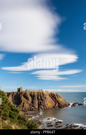 Dunnottar Castle liegt auf einer felsigen Landspitze südlich von Stonehaven, Aberdeenshire, Schottland entfernt. Stockfoto