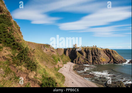 Dunnottar Castle liegt auf einer felsigen Landspitze südlich von Stonehaven, Aberdeenshire, Schottland entfernt. Stockfoto