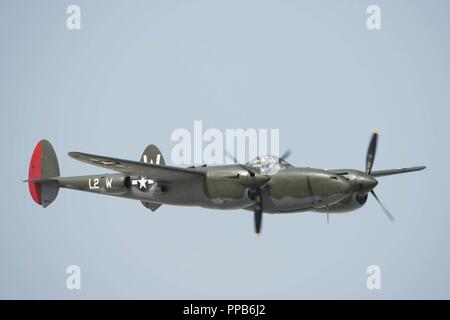 Kevin Elderidge, Air Force Heritage Flight Foundation Pilot, fliegt die P-38 Lightning neben der F-22 Raptor und F-35 Lightning II in einem Erbe Flug in Offutt Air und Space Open House bei Offutt Air Force Base, Ne., 12. August 2018. Die P-38 Lightning war einer der einflußreichsten Kämpfer des Zweiten Weltkriegs und war die "fork-tailed Teufel" durch die Angst vor Feinden betitelt. Stockfoto