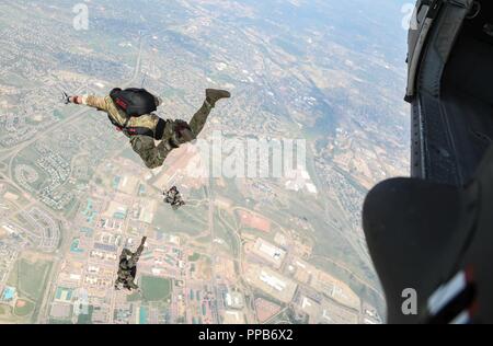 Us-Armee Soldaten, von der U.S. Army Special Operations Command Schwarz Dolche Fallschirm Demonstration Team, Ausfahrt ein UH-60 Blackhawk Hubschrauber über Fort Carson, Colo am letzten Tag des 4.Infanterie Division Ivy Woche, August 17, 2018. Stockfoto