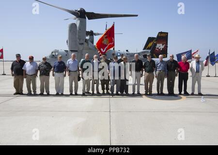 MARINE Corps Air Station Miramar, Kalifornien - ehemalige Marine schweren Helikopter Squadron (HMH) 362 Mitglieder während der Marine Medium Tiltrotor Squadron (VMM) 362, Marine Flugzeuge Gruppe 16, 3. Marine Flugzeugflügel, Aktivierung Zeremonie an der Marine Corps Air Station Miramar, Calif., Aug 17 sammeln. Zuvor, HMH-362 betrieben als CH-53D Sea Stallion Einheit ab 30. April 1952 bis Nov. 30, 2012. Die Einheit ist als VMM-362, wo Sie die MV-22 B Osprey beschäftigen reaktiviert. Stockfoto