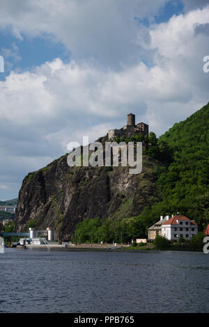 Burg Strekov, Deutsch: Schreckenstein, ist auf einem Felsen über der Elbe gelegen, in der Nähe der Stadt Ústí nad Labem in der Tschechischen Republik. Stockfoto