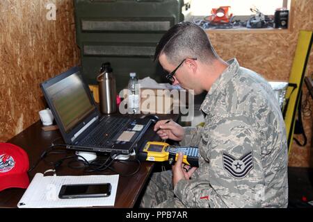 Tech. Sgt. Justin Robbins von der 201St RED HORSE, Det 1. ist die Übertragung von GPS-Daten in die Baupläne in Brig verwendet werden. Gen. Kazio Veverskis Trainingsgelände, Kazlu Ruda, Litauen. Die 201St RHS ist derzeit in Litauen in ein Bauvorhaben Gebäude ein Luft-zu-Boden Reichweite benötigt Ausbildung der litauischen und der NATO-Streitkräfte zu erhöhen Beteiligten eingesetzt. Stockfoto