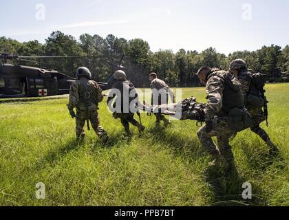 Ein U.S. Army UH-60 Black Hawk helicopter Crew an die South Carolina Army National Guard, Charlie Co., 2-238 Aviation Battalion zugewiesene medevac Unterstützung während der Übung STEPPE EAGLE18 am McCrady Training Center, der Eastover, South Carolina, 12.08.17, 2018. Übung STEPPE EAGLE ist eine jährliche multi-nationale Bewegung, die von der US-Armee geleitet wird, die Streitkräfte der Republik Kasachstan, die Streitkräfte der Republik Tadschikistan und der Streitkräfte des Vereinigten Königreichs. Us-Army Central ausgeführt, um die Übung mit Unterstützung der Georgia und South Carolina Army National Guard. Stockfoto