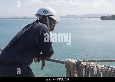 Marinestation Guantánamo Bay, Kuba (Aug. 17, 2018) der Bootsmann Mate 1. Klasse Stephanie Williams beobachtet wie die whidbey Island-Class Dock Landung Schiff USS Gunston Hall (LSD 44) in der Marinestation Guantánamo Bay, Kuba zieht. Das Schiff ist auf die Bereitstellung unterstützen, Südsee, das ist eine jährliche gemeinsame Bereitstellung in der US Southern Command Verantwortungsbereich, wo eine Aufgabengruppe bereitstellen werden eine Vielzahl von Übungen und multinationalen Austausch durchzuführen, die Interoperabilität zu verbessern, die regionale Stabilität zu erhöhen, und bauen und regionale Beziehungen mit den Ländern unterhalten Stockfoto