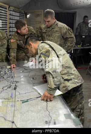 Soldaten in die Zentrale und Sitz der Gesellschaft, 1. gepanzerte Brigade Combat Team, 1.Kavallerie Division zugeordnet, die Bewegung der Truppen während einer post-Befehl Übung in Zagan, Polen, August 14, 2018 diskutieren. Die ironhorse Brigade ist derzeit in ganz Europa zur Unterstützung der Atlantischen Lösung bereitgestellt. Stockfoto