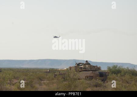 Soldaten der 1. Staffel, 150 Cavalry Regiment, West Virginia National Guard, bereitet sich für die Ausbildung im Betrieb Hickory Sting an Ft. Bliss, Texas, 14. August 2018. Betrieb Hickory Sting ist der 30. gepanzerten Brigade exportierbar Combat Training (XCTC) Übung und hat über 4.000 Bürger Soldaten aus North Carolina, South Carolina, West Virginia, Minnesota, und 95 Soldaten aus dem Land der Republik Moldau. Alle werden ihre Kampftechniken von "Shoot Hone, Bewegen, Kommunizieren und Sustain" mehr tödlich zu sein, wirksame und taktisch geübt im Job. ( Stockfoto