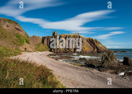 Dunnottar Castle liegt auf einer felsigen Landspitze südlich von Stonehaven, Aberdeenshire, Schottland entfernt. Stockfoto