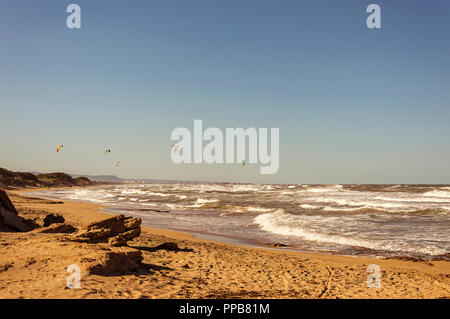 Kitesurfen auf den sandigen und windigen Stränden von Ostuni im Salento an der Adria Stockfoto