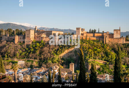 Alhambra am Sabikah Hill, maurischen Zitadelle, nasriden Paläste, Palast Karls des Fünften, hinter Sierra Nevada mit Schnee Stockfoto