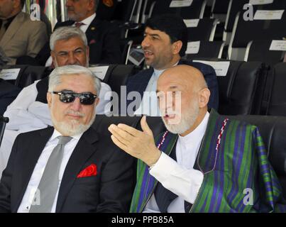 KABUL, Afghanistan (19 August 2018) Abdullah Abdullah, Chief Executive von Afghanistan, Hamid Karzai, Präsident von Afghanistan, sprechen vor einer Afghanistan Independence Day Zeremonie Aug.19, 2018 in Kabul, Afghanistan. Stockfoto