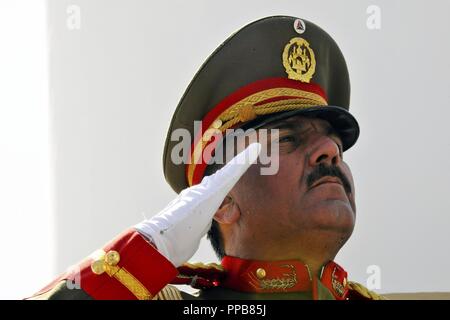 KABUL, Afghanistan (19 August 2018) der afghanischen Streitkräfte Ehrengarde Mitglied begrüsst Sie während der Wiedergabe des afghanischen nationalen Hymne an einem afghanischen Independence Day Feier in Kabul, Afghanistan, Nov. 19, 2018. Stockfoto