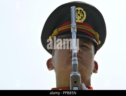 KABUL, Afghanistan (19 August 2018) - Ein afghanischer Streitkräfte Ehrengarde Mitglied nimmt in einem Afghanistan Independence Day Zeremonie in Kabul, Afghanistan, Nov. 19, 2018. Stockfoto