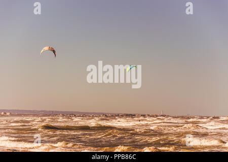 Kitesurfen auf den sandigen und windigen Stränden von Ostuni im Salento an der Adria Stockfoto