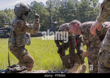 Ein U.S. Army UH-60 Black Hawk helicopter Crew an die South Carolina Army National Guard, Charlie Co., 2-238 Aviation Battalion zugewiesene medevac Unterstützung während der Übung STEPPE EAGLE18 am McCrady Training Center, der Eastover, South Carolina, 12.08.17, 2018. Übung STEPPE EAGLE ist eine jährliche multi-nationale Bewegung, die von der US-Armee geleitet wird, die Streitkräfte der Republik Kasachstan, die Streitkräfte der Republik Tadschikistan und der Streitkräfte des Vereinigten Königreichs. Us-Army Central ausgeführt, um die Übung mit Unterstützung der Georgia und South Carolina Army National Guard. Stockfoto