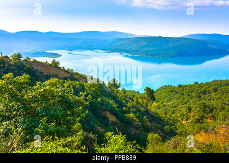 Westlichen Ufer des Sees von Sainte-Croix, Provence, Frankreich, Departement Alpes-de-Haute-Provence, Landschaft in der Nähe von Sainte-Croix-du-Verdon Stockfoto