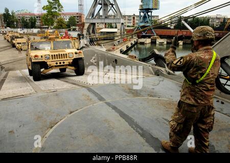 Soldaten zu Bravo Unternehmen Team zugeordnet, 2 Battalion, 5th Cavalry Regiment, 1st Armored Brigade Combat Team, 1.Kavallerie Division last Fahrzeuge an Bord des United States Naval Ship Carson City, einer Expeditionary schnellen Transport, im Hafen von Poti, Georgien, Nov. 18, 2018. Die Soldaten sind eine Umschichtung nach edlen Partner 2018, ein georgischer Streitkräfte und US-Armee Europa kooperativ-led bei der Verbesserung der Bereitschaft und der Interoperabilität von Georgia, USA und teilnehmenden Nationen. Stockfoto