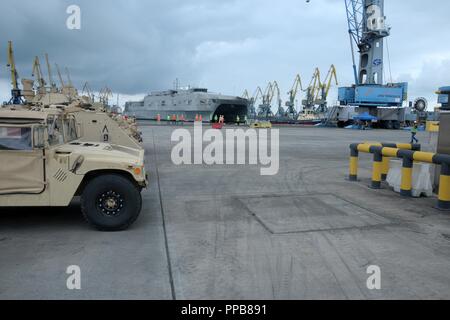 Der United States Naval Ship Carson City, einer Expeditionary schnellen Transport, kommt im Hafen von Poti, Georgien, zum Meer Aufzug Soldaten zu Bravo Unternehmen Team zugeordnet, 2 Battalion, 5th Cavalry Regiment, 1st Armored Brigade Combat Team, 1.Kavallerie Division, Aug 18., 2018. Die Soldaten sind eine Umschichtung nach edlen Partner 2018, ein georgischer Streitkräfte und US-Armee Europa kooperativ-led bei der Verbesserung der Bereitschaft und der Interoperabilität von Georgia, USA und teilnehmenden Nationen. Stockfoto