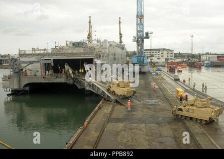 Soldaten zu Bravo Unternehmen Team zugeordnet, 2 Battalion, 5th Cavalry Regiment, 1st Armored Brigade Combat Team, 1.Kavallerie Division last M2 A3 Bradleys an Bord des United States Naval Ship Carson City, einer Expeditionary schnellen Transport, im Hafen von Poti, Georgien, Nov. 18, 2018. Die Soldaten sind eine Umschichtung nach edlen Partner 2018, ein georgischer Streitkräfte und US-Armee Europa kooperativ-led bei der Verbesserung der Bereitschaft und der Interoperabilität von Georgia, USA und teilnehmenden Nationen. Stockfoto