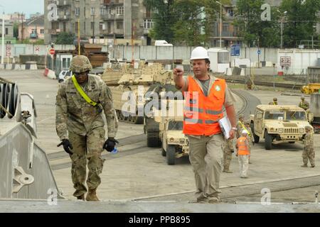 Soldaten zu Bravo Unternehmen Team zugeordnet, 2 Battalion, 5th Cavalry Regiment, 1st Armored Brigade Combat Team, 1.Kavallerie Division last Fahrzeuge an Bord des United States Naval Ship Carson City, einer Expeditionary schnellen Transport, im Hafen von Poti, Georgien, Nov. 18, 2018. Die Soldaten sind eine Umschichtung nach edlen Partner 2018, ein georgischer Streitkräfte und US-Armee Europa kooperativ-led bei der Verbesserung der Bereitschaft und der Interoperabilität von Georgia, USA und teilnehmenden Nationen. Stockfoto
