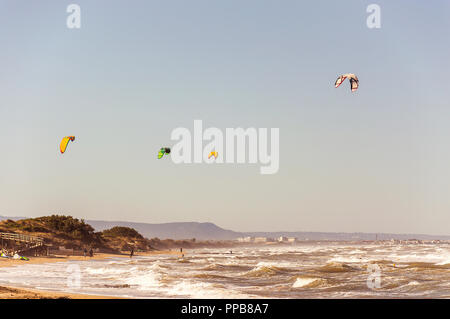 Kitesurfen auf den sandigen und windigen Stränden von Ostuni im Salento an der Adria Stockfoto