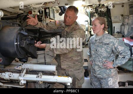 Staff Sgt. Jeffrey McCullough (links), Gun Chief für Charlie Batterie 1-113 th Field Artillery Regiment, 30 gepanzerte Brigade Combat Team, führt die durch die Waffe abfeuern Schritte mit 1 st. Lt. Carolyn Horton (rechts), als sie bereit für Live Brand auf einem Trainingsgelände in der Nähe von Ft. Bliss, Texas. Der 30 gepanzerte Brigade exportierbar Combat Training (XCTC) Übung über 4.000 Bürger Soldaten aus North Carolina, South Carolina, West Virginia, Minnesota, und das Land, in dem die Republik Moldau. Alle werden ihre Kampftechniken von "Shoot Hone, Bewegen, Kommunizieren und Sustain". Stockfoto