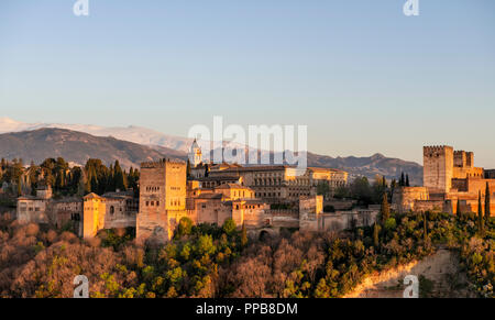 Alhambra am Sabikah Hill bei Sonnenuntergang, maurischen Zitadelle, nasriden Paläste, Palast von Karl V. Stockfoto