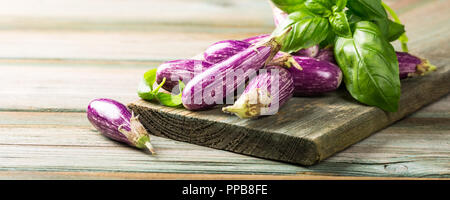 Haufen kleine Aubergine oder Aubergine Stockfoto