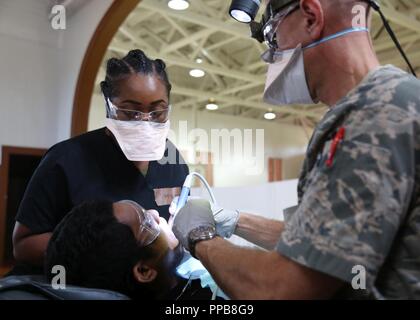 Us Navy Reserve Hospital Corpsman dritte Klasse Carlotta Howard, zu der 4 zahnmedizinischen Bataillon zugeordnet, 24. Dental Company, Atlanta, Georgia, bietet Unterstützung als Zahntechniker bei Tropic Care Maui County 2018 in Lanai City, Lanai, Hi. 18 Aug, 2018. Tropic Care Maui County 2018 bietet medizinische Service Mitglieder und praktische Unterstützung Personal" - "Readiness Training für zukünftige Bereitstellungen vorbereiten, während für direkte und dauerhafte Vorteile für die Bevölkerung von Maui, Molokai und Lanai, August 11-19. Stockfoto