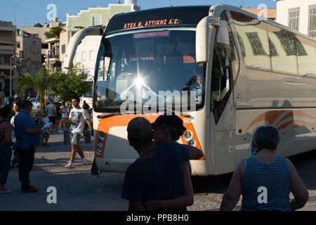 Die Menschen warten auf den Bus, in der u-bahn Station ankommen, in Thiseio, Athen, Griechenland Stockfoto