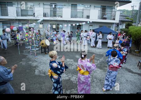 Freiwillige aus dem iwakuni Shiritsu Junior High School und Marine Corps Air Station Iwakuni Tanz mit Kinjuen Pflegeheimbewohner in Stadt Iwakuni, Japan, August 14, 2018. Sie kamen zusammen in einem Bon Odori Festival teilzunehmen. Der Tanz war Teil des Bon Odori Festival, gehalten wurde, um die Japanische urlaub Obon, ein japanischer buddhistischer Custom, ehrt die Geister der Vorfahren vom 12.08.13-16 zu feiern. Stockfoto