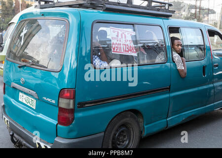 Addis Abeba, Äthiopien, Afrika. Taxi-bus Stockfoto