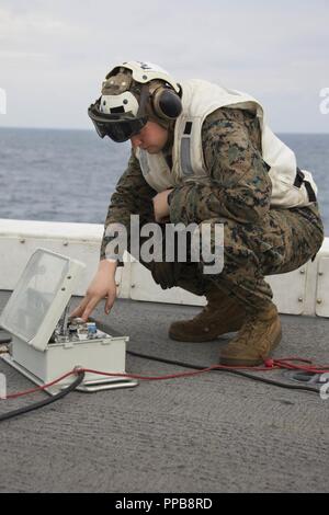 MINDANAO MEER - US Marine Sgt. Brendan Pearson, ein unbemanntes Fahrzeug Betreuer mit Marine Medium Tiltrotor Squadron 166 verstärkt, 13 Marine Expeditionary Unit (MEU) bereitet während einer planmäßigen Einsatz der Essex Amphibious Ready Group (ARG) und 13 MEU, 16. August 2018 zum Starten eines RQ-21 ein Blackjack an Bord der San Antonio-Klasse amphibious Transport dock USS Anchorage LPD (23). Das Essex ARG/13 MEU ist ein fähiger und tödliche Navy-Marine Corps Team der 7 Bereich der Flotte im Einsatz der regionalen Stabilität zu unterstützen, Partner und Verbündeten beruhigen und Pflegen eines Pr Stockfoto