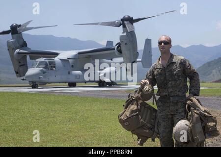 MALAYSIA - US Marine Kapitän Ryan Portal, naval Geschützfeuer Liaison Officer mit dem Befehl Element, 13 Marine Expeditionary Unit (MEU), kommt auf Kota Belud, Malaysia, für einen Tactical Air Control Party Übung während der Zusammenarbeit flott Bereitschaft und Weiterbildung (Karat) 2018, 15. August 2018. CARAT Malaysia, in der es 24 Iteration, ist entworfen, um die gemeinsame Nutzung von Informationen und die Koordination zu verbessern, baut gegenseitige warfighting Capability und Support langfristige regionale Zusammenarbeit für beide Partner Streitkräfte effektiv zusammen, so daß eine einheitliche maritime Kraft bedienen. Stockfoto