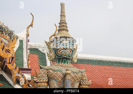 Aufwändig detaillierten riesigen Dämon guardian Statue, bekannt als Thotsakhirithon, Wat Phra Kaew Tempel. Bangkok, Thailand. Stockfoto