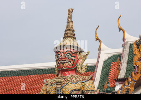 Aufwändig detaillierten riesigen Dämon guardian Statue in Wat Phra Kaew Tempel. Bangkok, Thailand. Stockfoto