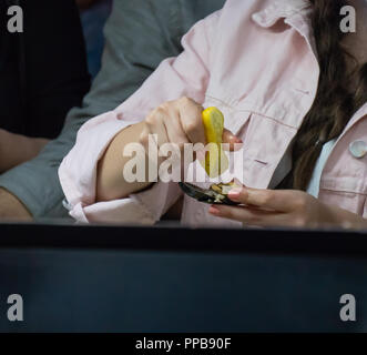 Gefüllte Miesmuscheln und Frau squeeze Zitrone. midye Dolma in türkischer Sprache Stockfoto