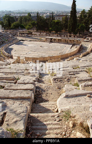Griechische Kunst. Die Theater des Dionysos. Am Fuße der Akropolis erbaut. (V v. Chr.). Athen. Griechenland. Europa. der Akropolis. (V v. Chr.). Athen. Griechenland. Europa. der Akropolis. (V v. Chr.). Athen. Griechenland. Europa. Stockfoto