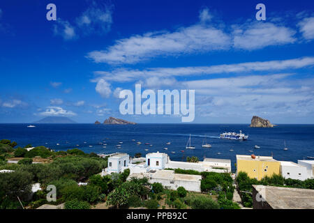 Fähre, Blick von San Pietro auf den vorgelagerten Vulkaninseln und Insel Stromboli, Panarea, Lipari und die äolischen Inseln, Sizilien Stockfoto