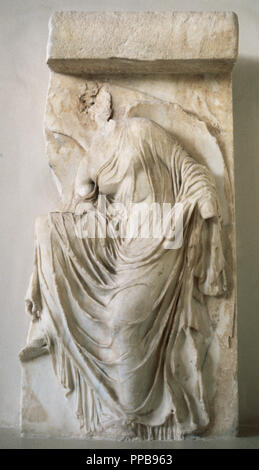 Relief, Nike oder Sieg seine Sandalen Krawatte. Bastion der Tempel der Athena Nike, von Phidias (ca. 432-490 v. Chr.). 427-424 BC. Akropolis Museum. Athen. Griechenland. Stockfoto