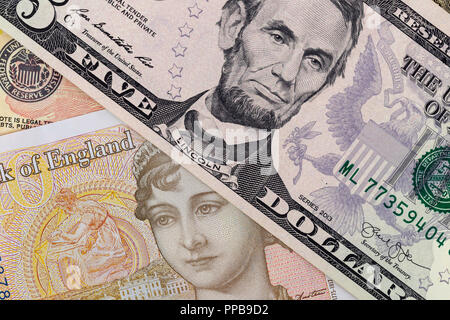 Close-up Makrofotografie von Dollar und Pfund. Business Geldwechsel Konzept Hintergrund. Stockfoto