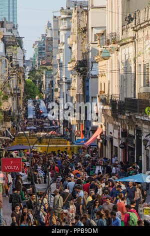 Masse der Leute am Sonntag auf der Straße Defensa in anlässlich der San Telmo antike Messe. Buenos Aires, Argentinien. Stockfoto