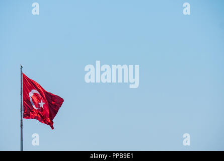 Türkische Flagge schwenkten im blauen Himmel. Stockfoto