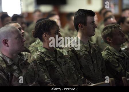 Us-Flieger von der 449th Air Expeditionary Gruppe Anhören als Generalleutnant Richard Clark, Commander, 3 Air Force, mit Ihnen auf Lager Lemonnier, Dschibuti, Aug 18, 2018 spricht. Clark und Chief Master Sgt. Anthony Cruz Munoz, Befehl Chief, 3 Air Force, nahmen an einer Frage-und-Antwortsitzung und teilten ihre Führung Perspektiven mit den bereitgestellten Service Mitglieder. Stockfoto