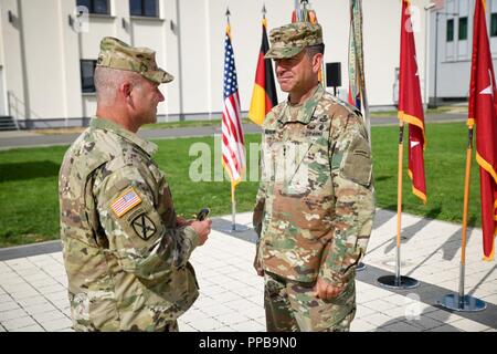 Generalleutnant Christopher Cavoli begrüßte die neuen US-Army Europe Stellvertretenden Kommandierenden General Generalmajor Andrew Rohling zu einem Patch Zeremonie auf Lehm Kaserne in Wiesbaden statt. Rohling verbindet die USAREUR team von Allied Rapid Reaction Corps im Vereinigten Königreich, wo er als stellvertretender Stabschef für Operationen serviert. Er diente auch Touren mit dem 173Rd Airborne Brigade und der südlichen europäischen Task Force in Vicenza Italien. Während seiner Begrüßungsrede, LTG Cavoli sagte, dass die US-Army Europe Glück war ein großer Führer wie General Rohling zu bekommen. "Die Arbeit, die Sie zu st Stockfoto